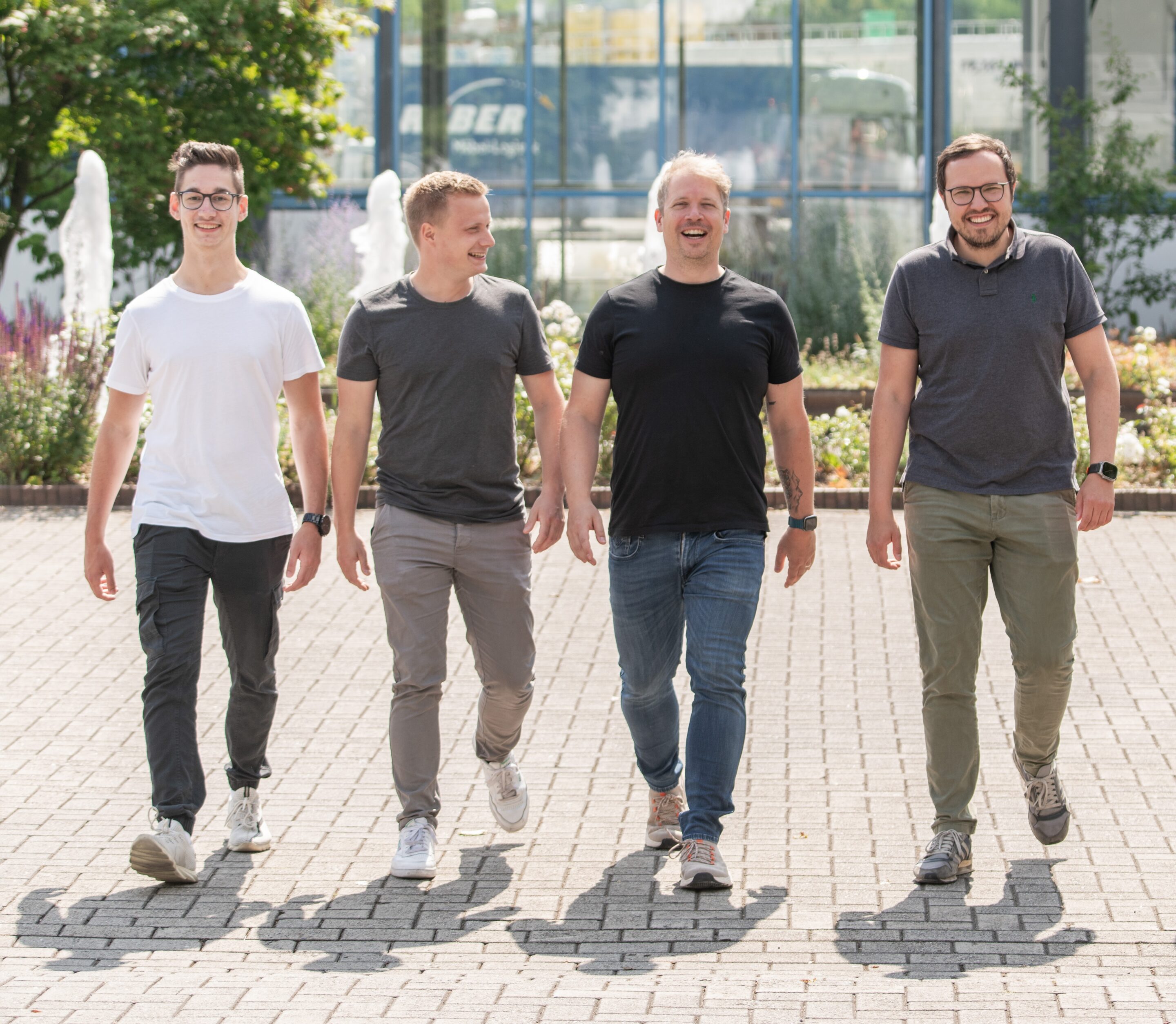 Team der OIT GmbH – IT-Dienstleister aus Osnabrück – vor dem Bürogebäude