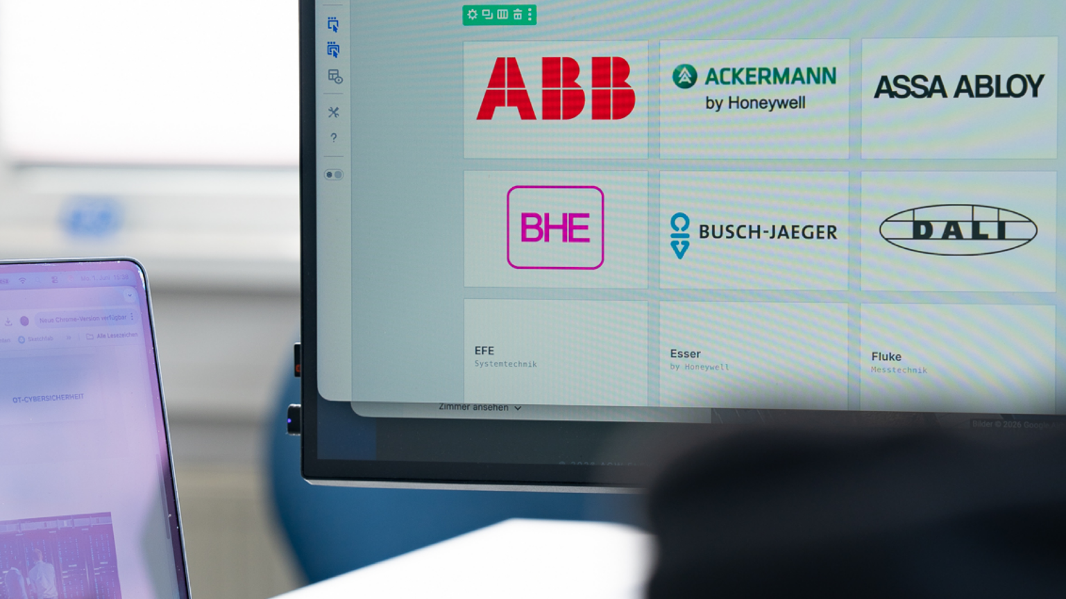 Bildschirm mit Herstellerlogos der Gebäude- und Sicherheitstechnik (ABB, Ackermann, ASSA ABLOY, BHE, Busch-Jaeger, DALI) – OT-Cybersicherheit