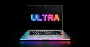 Aufgeklapptes MacBook mit Neon-Schriftzug Ultra auf dem Display
