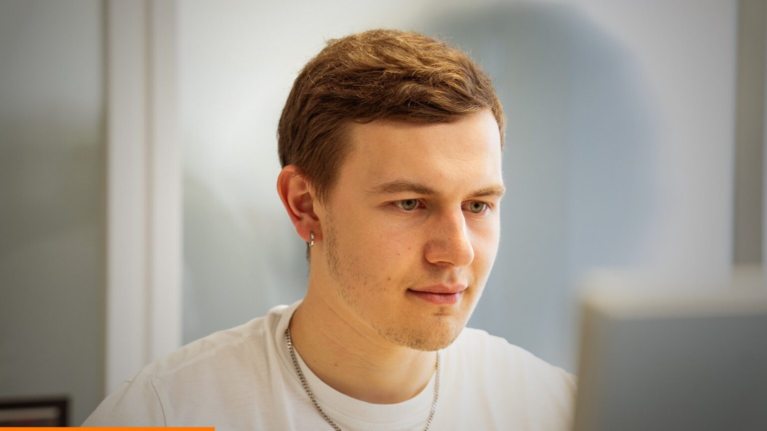 MCP-Server erklärt: OIT-Mitarbeiter arbeitet konzentriert am Monitor an einer Model-Context-Protocol-Anbindung