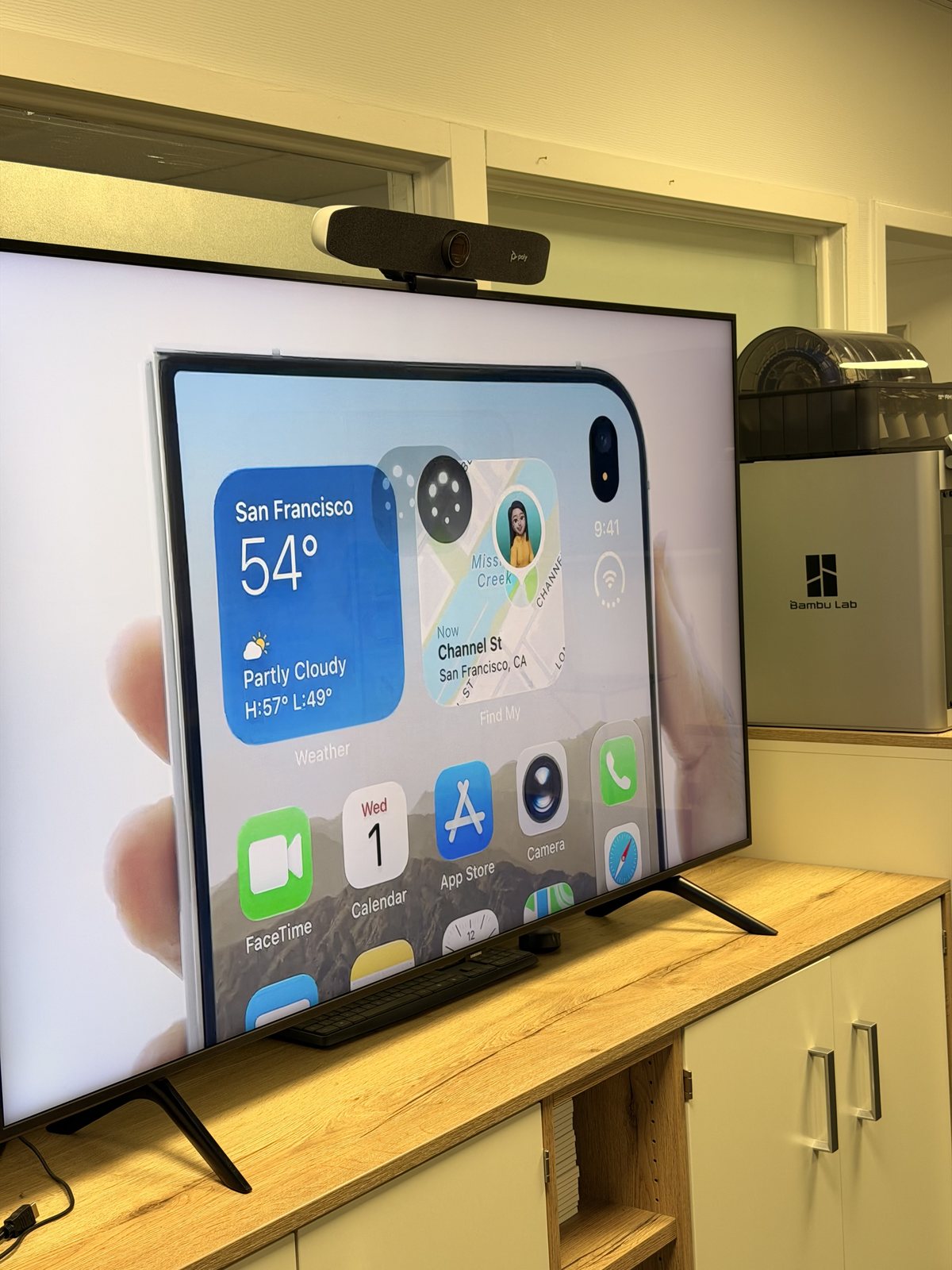 iPhone Duo mit geschlossenem Außendisplay und iOS-Homescreen auf dem Bildschirm im OIT-Büro