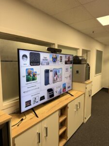 Apple Event 2026 auf dem Bildschirm im OIT-Büro: Übersichtsfolie zum iPhone Duo mit Displaygrößen 7,6 und 5,4 Zoll