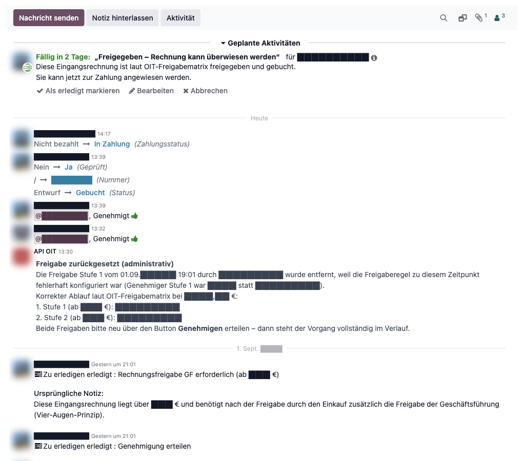 Verlauf einer Eingangsrechnung in Odoo 19 mit zwei Genehmigt-Notizen und der Zahlungs-Aufgabe, alle Daten geschwaerzt