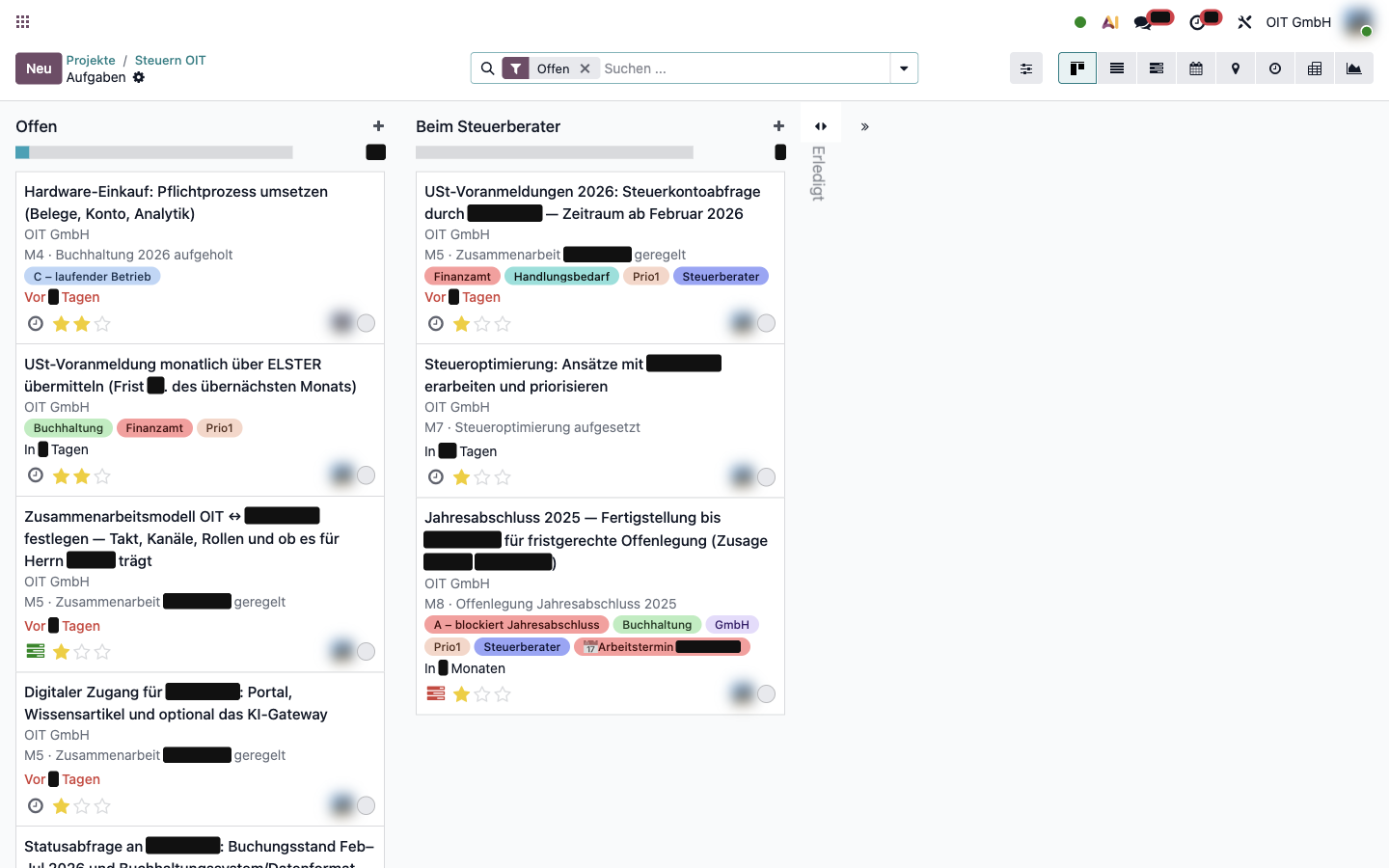Odoo-Kanban-Board des Projekts Steuern mit den Phasen Offen, Beim Steuerberater und Erledigt, Zahlen und Namen geschwärzt